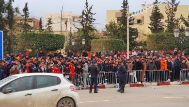 صورة إقبال جماهيري كبير أمام ملعب تشاكر لاقتناء تذاكر مواجهة الجزائر والكاميرون