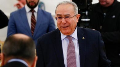 صورة لعمامرة يشرف على مراسم الإحتفال بعيد النصر بمقر وزارة الخارجية
