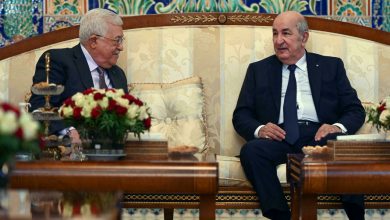 صورة رئيس الجمهورية يتلقى اتصالا من نظيره الفلسطيني محمود عباس