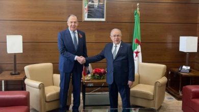 صورة وزير الخارجية الروسي سيرغي لافروف يصل إلى الجزائر