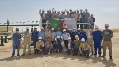 صورة الشروع في إنتاج أولى شحنات النفط الخام من حقل حاسي بئر ركايز
