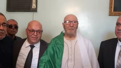 صورة وزير المجاهدين يقوم بزيارة إلى عضو جيش التحرير الوطني محمد الصغير بعلوج