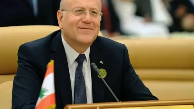 صورة رئيس الوزراء اللبناني نجيب ميقاتي يصل إلى الجزائر