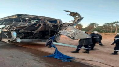 صورة المغير.. قتيل و6 جرحى في إصطدام حافلة بشاحنة ذات مقطورة