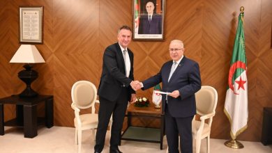 صورة لعمامرة يتسلم أوراق اعتماد سفير جديد