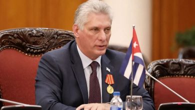 صورة رئيس كوبا يضع إكليلا من الزهور أمام النصب التذكاري المخلد لشهداء الثورة التحريرية