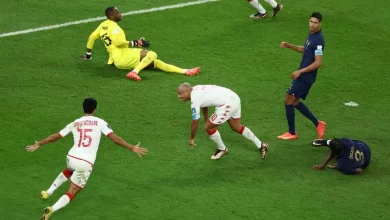 صورة المدرب البولندي يهنئ المنتخب التونس على إثر فوزه بكأس العالم