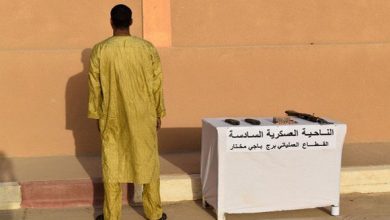 صورة إرهابي يسلم نفسه للسلطات العسكرية في برج باجي مختار