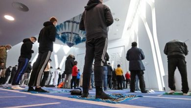 صورة الجالية المسلمة تفر من عنصرية فرنسا المقيتة لبلد أكثر حرية