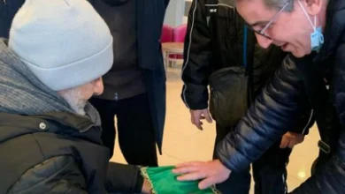 صورة بعد سنتين من المكوث في المشفى..صالح أوقروت يعود لأرض الوطن