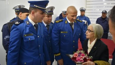 صورة شقيقة الرمز العربي بن مهيدي في ضيافة مصالح الأمن في الذكرى المئوية لميلاده