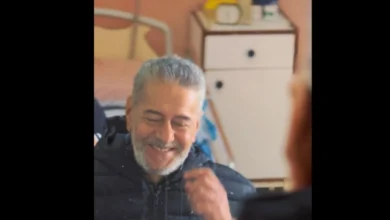 صورة رغم المرض والألم..صالح أوقروت بابتسامة عريضة “نحبكم من قلبي وتحيا الجزائر”