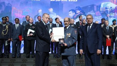 صورة الرئيس أردوغان يكرم الحماية المدنية الجزائرية