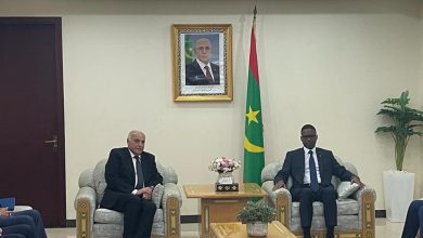صورة الوزير الأول الموريتاني يستقبل وزير الخارجية أحمد عطاف في نواقشوط