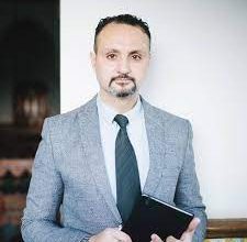 صورة سليم دادة: أمام أزمة النقد الفني في الجزائر..البلاطوهات التلفزيونية تملأ الفراغ