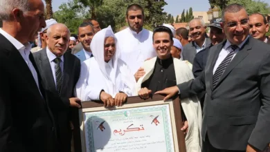 صورة والي المسيلة يكرم المقرئ سحيم عبد العزيز ويهدي والديه عمرة