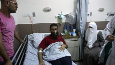 صورة استشهاد الأسير الفلسطيني خضر عدنان مضربا عن الطعام في سجون الاحتلال
