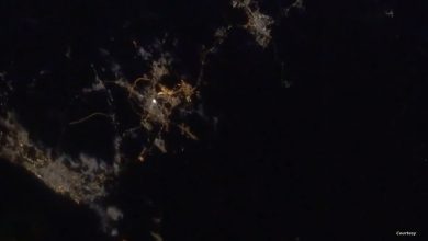 صورة نور مكة يتلألأ”.. رائدة الفضاء السعودية توثق مرورها في سماء الكبعة الشريفة