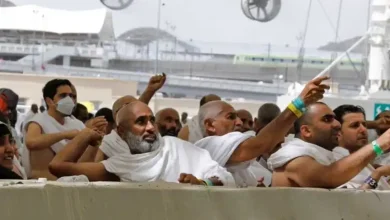 صورة الحجاج يبدؤون رمي الجمرات اختتاما لشعيرة الحج