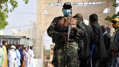 صورة بوادر انقلاب في النيجر.. جنود من الحرس الرئاسي يحتجزون الرئيس محمد بازوم
