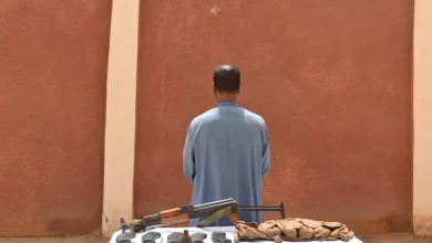 صورة إرهابي يسلم نفسه للسلطات العسكرية ببرج باجي مختار