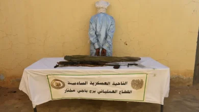 صورة إرهابي يسلم نفسه للسلطات العسكرية ببرج باجي مختار
