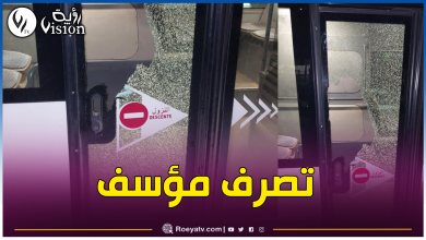 صورة مجموعة من الأطفال يعتدون على حافلة “إيتوزا” بالعاصمة