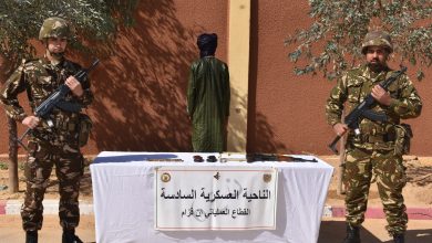 صورة الإرهابي “حاج عصمان ڨومار” يسلم نفسه للجيش بإن ڨزام