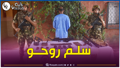 صورة الإرهابي “الهبلة” يسلم نفسه للسلطات العسكرية بأدرار